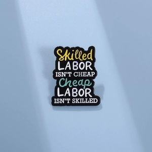 Broche en métal émaillé avec citation Skilled Labor Isn't Cheap sur fond bleu