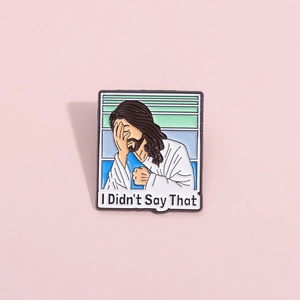 Gros plan d'un pin's en émail humoristique avec Jésus et texte I Didn't Say That
