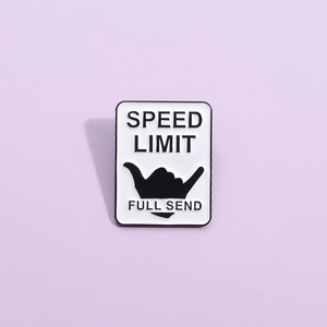 Épingle rectangulaire en émail blanc avec signe Shaka Full Send et texte Speed Limit