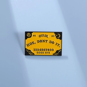 Gothic Ouija Board Emaille Pin mit Sonne-Mond-Mustern und humorvollem Text auf blauem Hintergrund