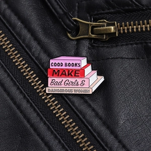Détail de l'épingle en émail livres roses sur cuir avec texte Good Books Make Bad Girls