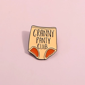 Insigne en émail amusant Granny Panty Club sur un fond rose doux pour décoration