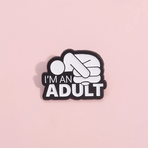 Épinglette créative en émail avec un personnage recroquevillé et le texte drôle I'M AN ADULT