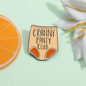 Broche humoristique en émail forme de culotte rétro avec texte Granny Panty Club gravé