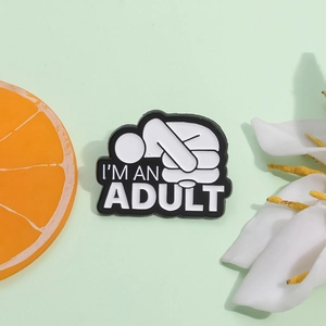 Broche en Émail Humoristique I'M AN ADULT Broche en Alliage Minimaliste Drôle Figure Abstraite Badge en Métal Décoration Sac Vêtements