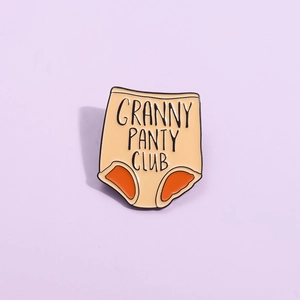 Broche émaillée Granny Panty Club originale avec finition beige et détails orange