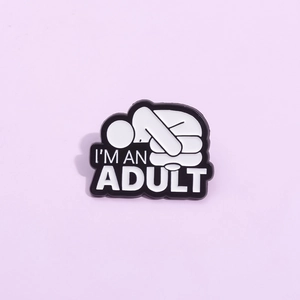 Broche minimaliste blanche avec texte I'M AN ADULT sur fond violet en gros plan