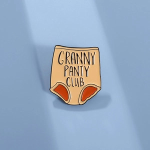 Épinglette humoristique Granny Panty Club en émail sur un fond bleu doux