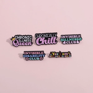 5er-Set Emaille-Anstecknadeln mit Motivationssprüchen in Rosa und Violett für Damen