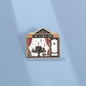 Broche en émail en forme de The Witch Shop avec détails magiques dorés raffinés