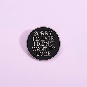 Badge humoristique en émail noir 'SORRY I'M LATE' avec bordure argentée sur fond violet