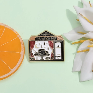 Broche émaillée Witch Shop en forme de maison avec lune et boule de cristal magique