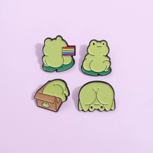 Set de cuatro bonitos pines de esmalte de ranas con poses creativas sobre lavanda