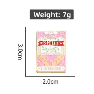 Épinglette tarot rose avec texte XVII SMUT, taille 3.0cm x 2.0cm et poids de 7g