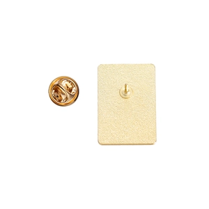 Vue détaillée de l'épingle en métal doré mat avec fermoir papillon pour bijoux