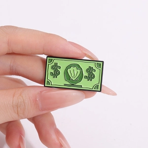 Gros plan détaillé d'un pin's en émail en forme de billet de dollar vert rigolo