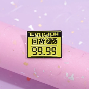 Vue macro d'une broche en émail pixelisée avec texte Evasion de style rétro gaming