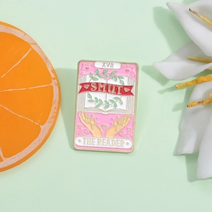 Broche en émail style tarot rose avec livre ouvert et texte The Reader