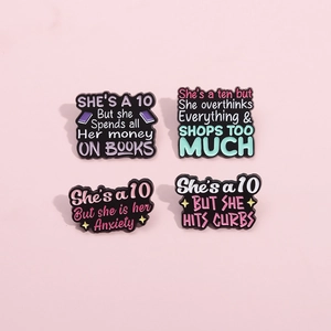 Lot de quatre épingles en émail colorées avec des phrases amusantes pour filles