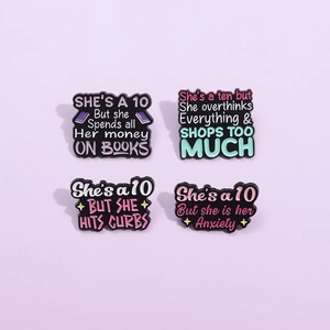 Lot de quatre pin's émaillés créatifs avec citations She's a 10 sur fond violet pastel