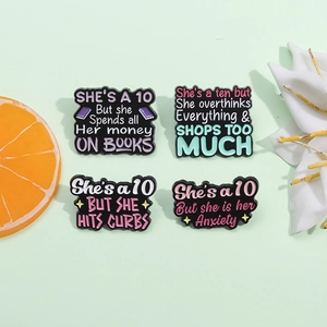 Lot de 4 broches en émail She's a 10 avec citations amusantes sur un fond vert clair