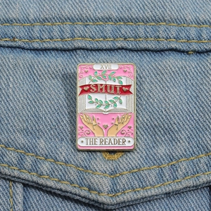Broche en émail rose style tarot 'The Reader' sur une poche de veste en jean