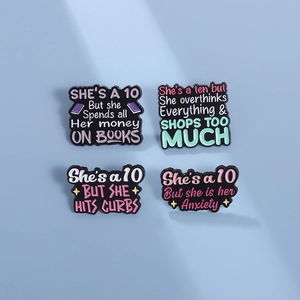 Lot de quatre pin's en émail avec slogans humoristiques en anglais sur fond bleu clair