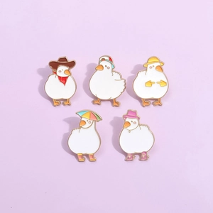 Lot de 5 broches en émail canard blanc mignon avec chapeaux sur fond violet clair