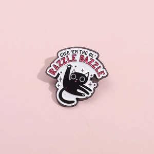 Détail d'un pin's en émail chat noir avec l'inscription Give Em The Ol Razzle Dazzle