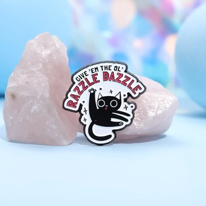 Broche en émail chat noir mignon avec texte Give 'Em The Ol' Razzle Dazzle sur cristaux