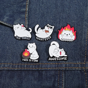 Lot de 5 épinglettes de chat blanc humoristiques sur fond en tissu denim bleu foncé