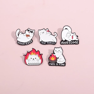 Lot de cinq épingles émaillées chat blanc mignon avec phrases drôles sur fond rose
