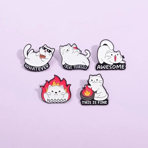 Set de 5 broches en émail chat de dessin animé avec citations drôles et poses mignonnes