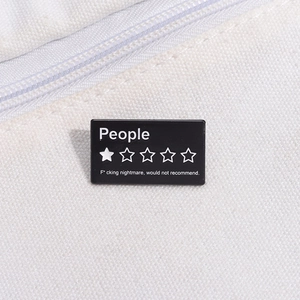 Détail du badge en émail noir avec évaluation d'une étoile et texte sarcastique amusant
