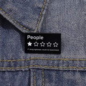 Broche créative en émail noir avec un design d'évaluation à une étoile sur une veste