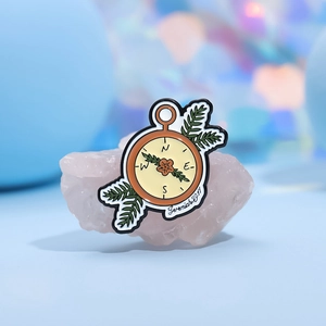 Broche boussole en émail avec verset Jérémie 29:11 sur fond de cristal rose naturel