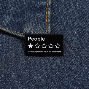 Gros plan d'un pin's émaillé sarcastique une étoile sur denim pour les cinéphiles