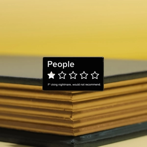 Broche rectangulaire en émail noir avec évaluation d'une étoile et texte humoristique