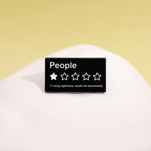 Pin's émaillé noir minimaliste avec une étoile et citation humoristique de cauchemar