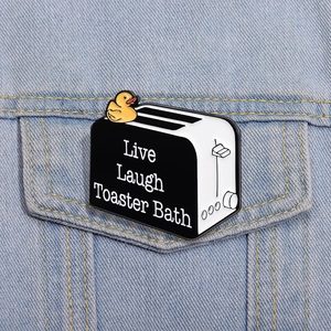 Pin's émaillé grille-pain et canard Live Laugh Toaster Bath sur une veste en denim
