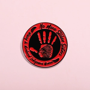 Broche en émail avec empreinte de main rouge et design thématique No More Stolen Sisters