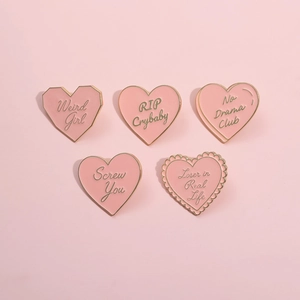 Lot de pins en émail rose en forme de cœur avec slogans style Y2K pour filles