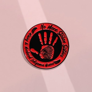 Badge en émail No More Stolen Sisters avec empreinte rouge et portrait autochtone
