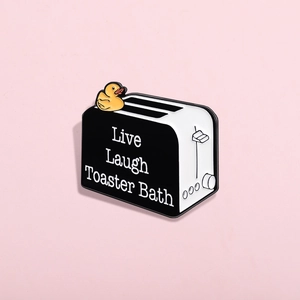 Détail du pin's émaillé grille-pain et canard avec l'inscription Live Laugh Toaster Bath