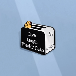 Détail de l'épinglette en émail avec canard et texte Live Laugh Toaster Bath