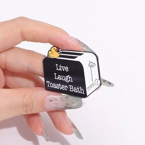 Broche émaillée créative en forme de grille-pain avec caneton et texte d'humour