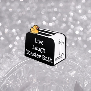 Broche émaillée mignonne avec grille-pain noir, canard jaune et texte Live Laugh Toaster Bath