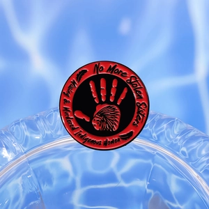 Rote MMIW Emaille-Anstecknadel mit Skeletthand-Abdruck und indianischem Kopfschmuck