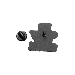 Detailansicht der schwarzen Emaille-Pin-Rückseite mit Metallnadel und Gummiverschluss