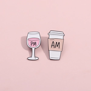 Lot de pins émaillés créatifs AM PM avec tasse de café et verre à vin sur fond rose